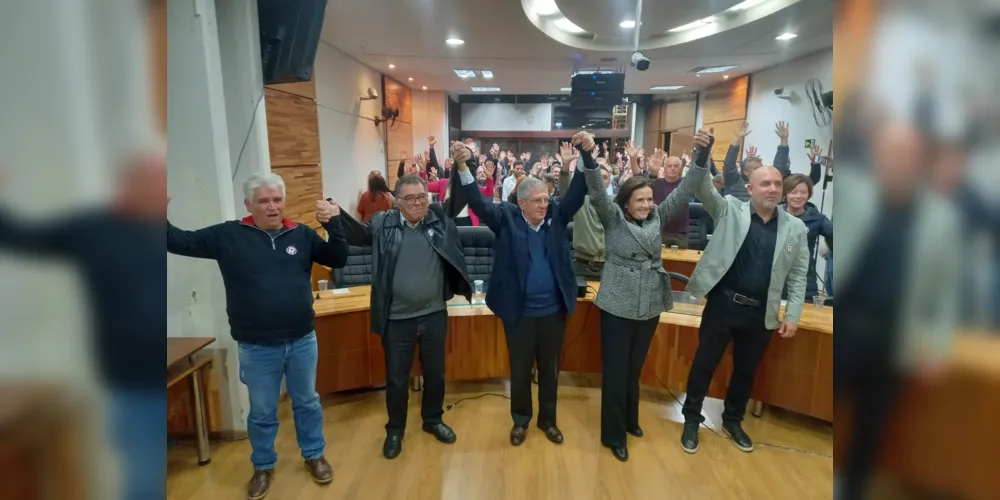 A cerimônia aconteceu na noite de terça-feira (30) e lotou o plenário e a frente da Câmara Municipal