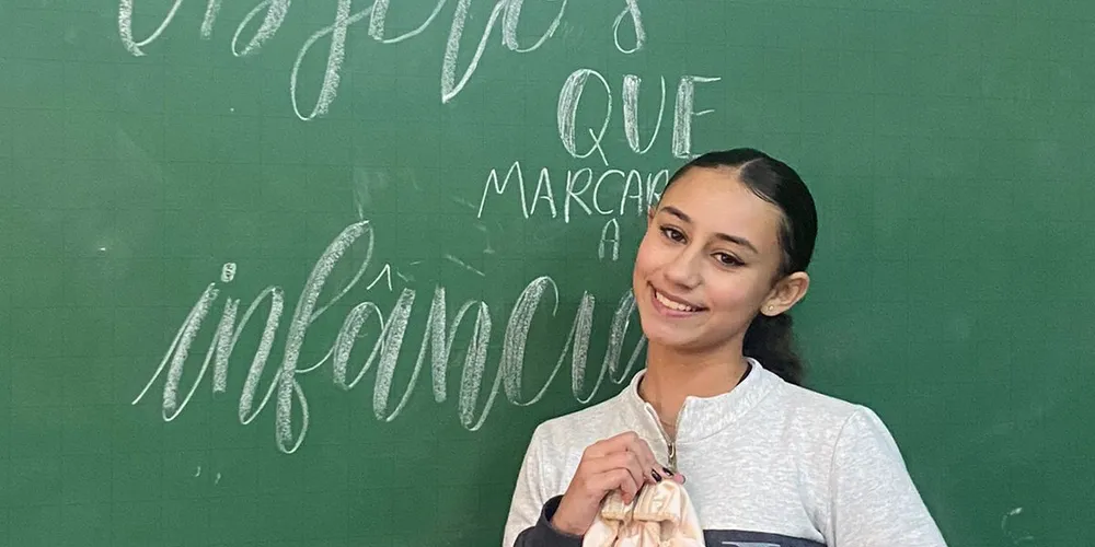 Uma das propostas realizadas pelos educandos consistiu na escolha de um objeto pessoal que remetesse boas memórias a eles, o qual foi levado a sala de aula e apresentado aos colegas