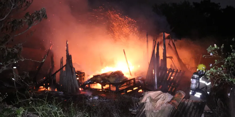 Fogo consumiu com a casa localizada no bairro Colônia Dona Luíza