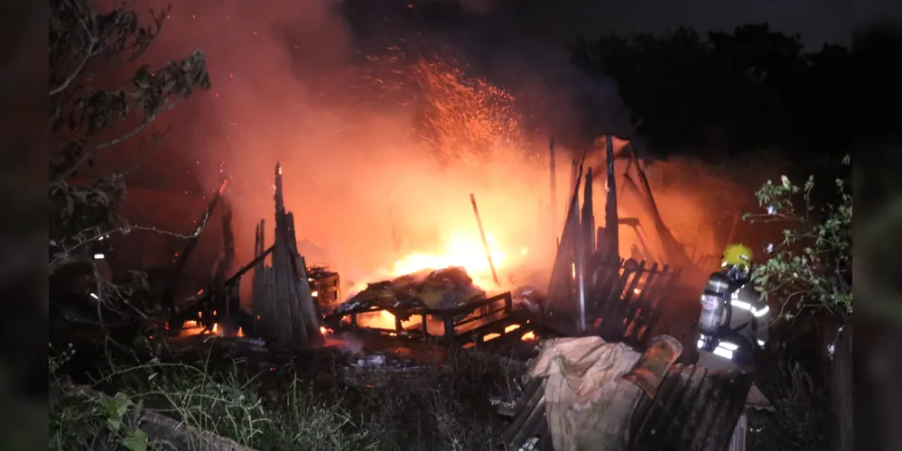 Fogo consumiu com a casa localizada no bairro Colônia Dona Luíza