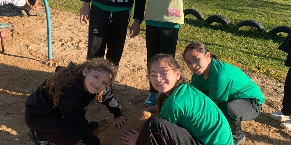 A turma também realizou atividades práticas no pátio da escola, simulando eventos de desmoronamento