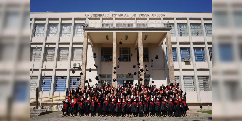 Todos enfileirados na escadaria do Bloco A, cena comum aos formandos.