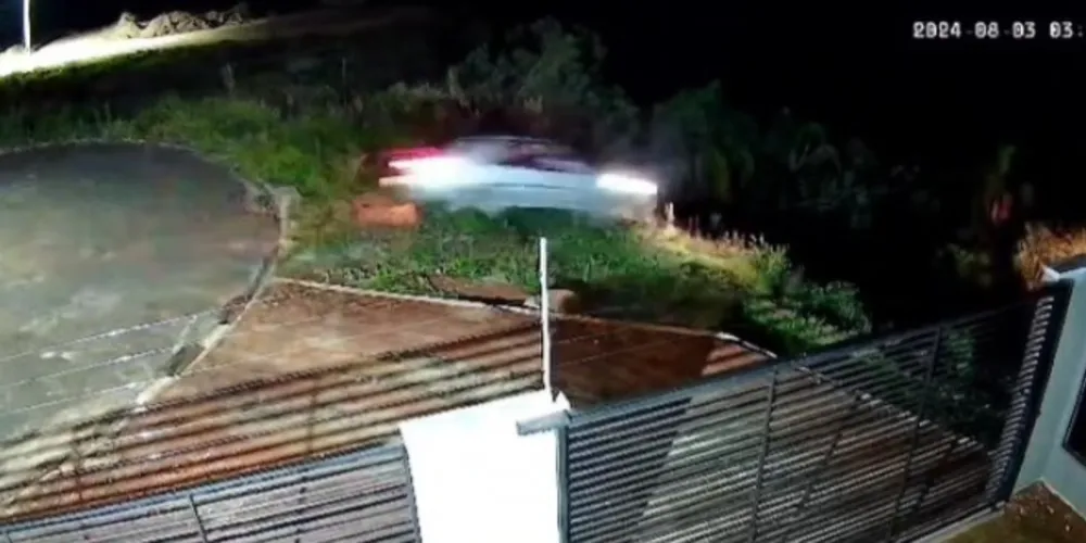 Apesar do susto e dos danos materiais, apenas o motorista sofreu ferimentos leves