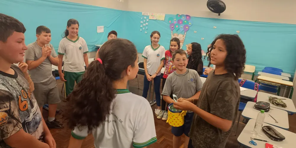 A proposta estimulou a cooperação entre os alunos e auxiliou na retomada das atividades em sala