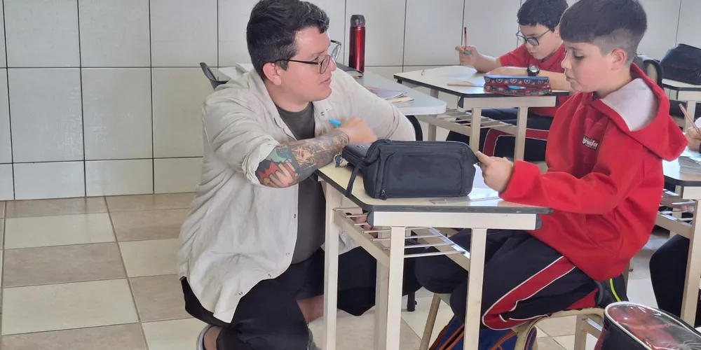 Durante o encontro, os educandos tiveram a chance de conhecer de perto o processo criativo do ilustrador