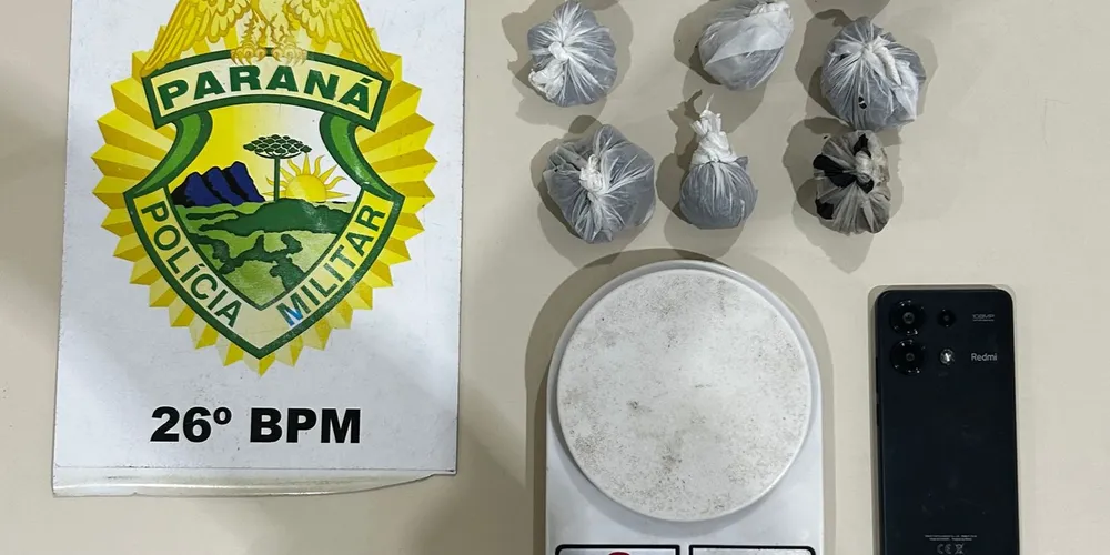 No total, 182 gramas de drogas foram apreendidas