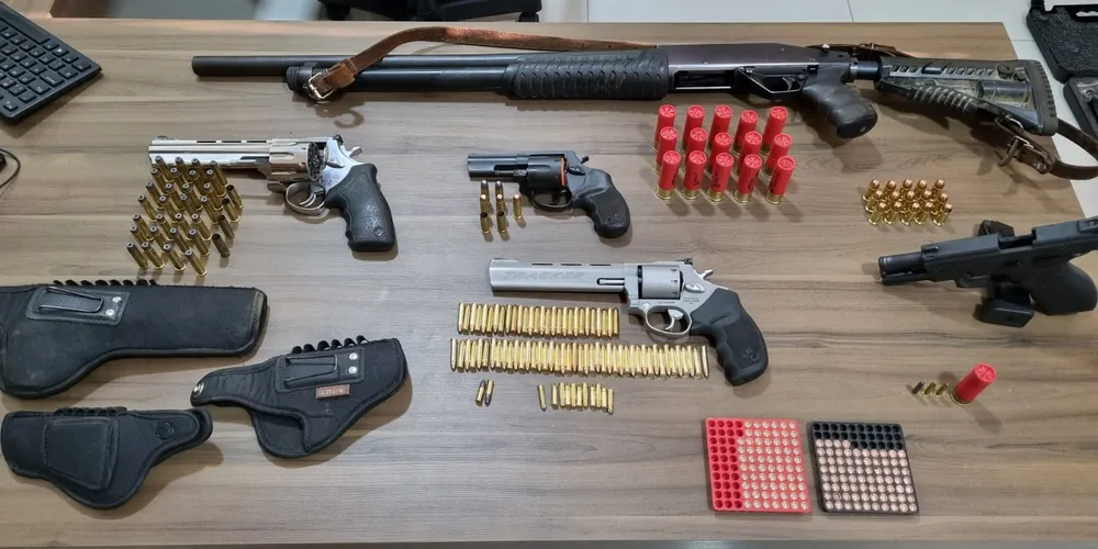 Foram apreendidas cinco armas de fogo e 153 munições de diferentes calibres