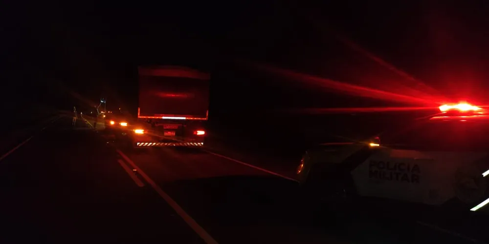 Acidente envolveu três caminhões e um carro