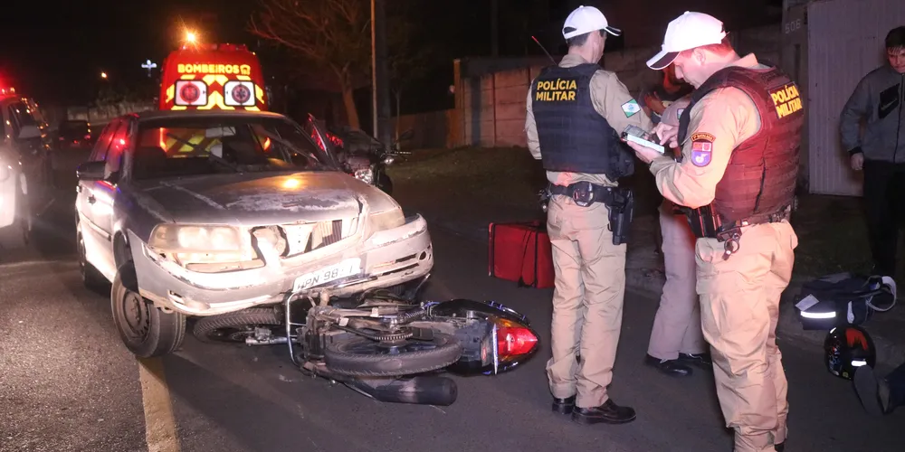 Motociclista caiu e ficou ferido após a colisão frontal
