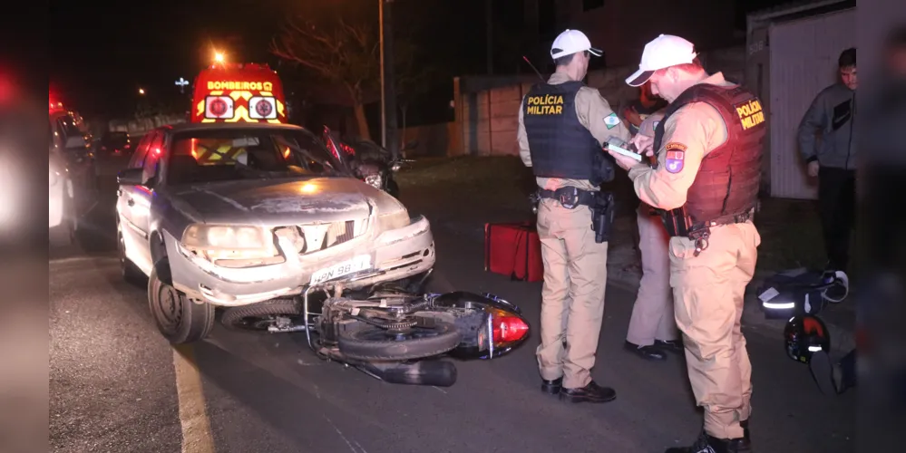 Motociclista caiu e ficou ferido após a colisão frontal