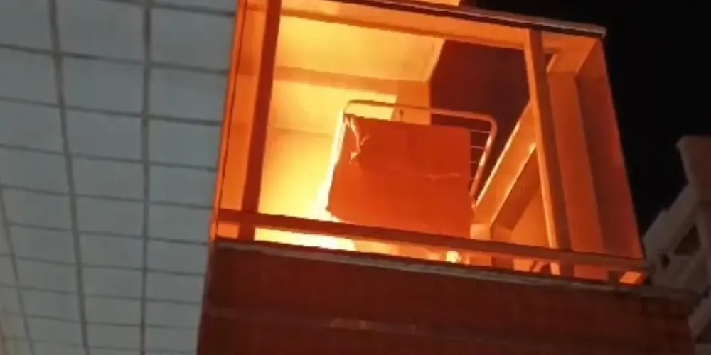 Chamas foram vistas saindo da sacada do imóvel