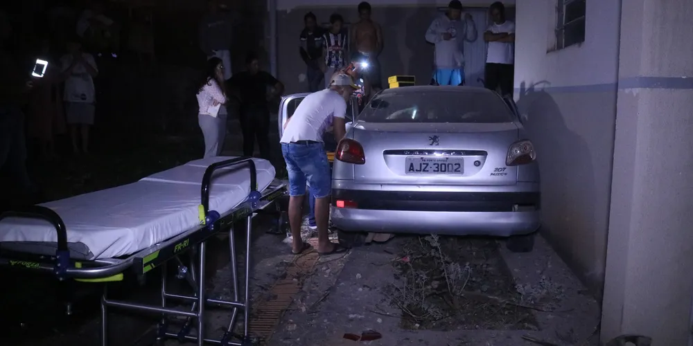 Acidente aconteceu na noite desse sábado, na rua Emiliano Perneta
