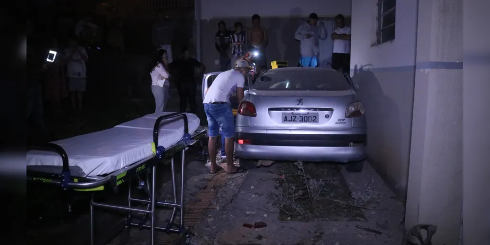 Acidente aconteceu na noite desse sábado, na rua Emiliano Perneta