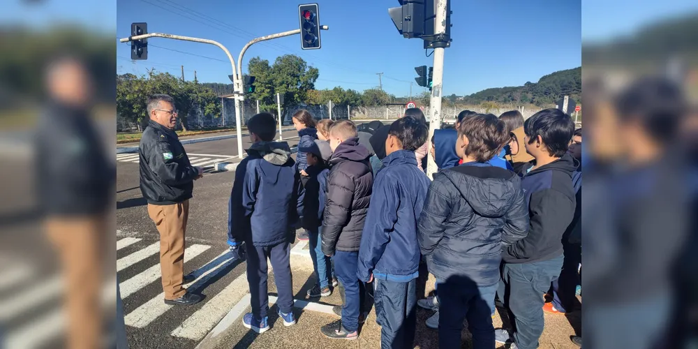 Durante a visita à Escola de Trânsito, a turma participou de uma atividade prática na mini malha viária, onde puderam aplicar os conhecimentos adquiridos