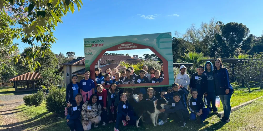 Durante a visita, as crianças revisitaram os conceitos sobre as zonas urbana e rural, observando de perto as diferenças e semelhanças entre os ambientes