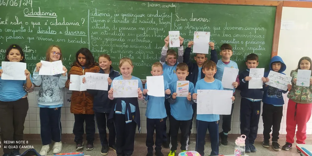 Para colocar em prática o que aprenderam, a turma foi desafiada a criar suas próprias histórias em quadrinhos