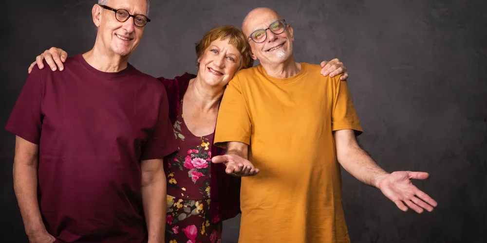 Ná Ozzetti ao centro, acompanhada dos músicos Dante Ozzetti à esquerda e Mário Manga à direita