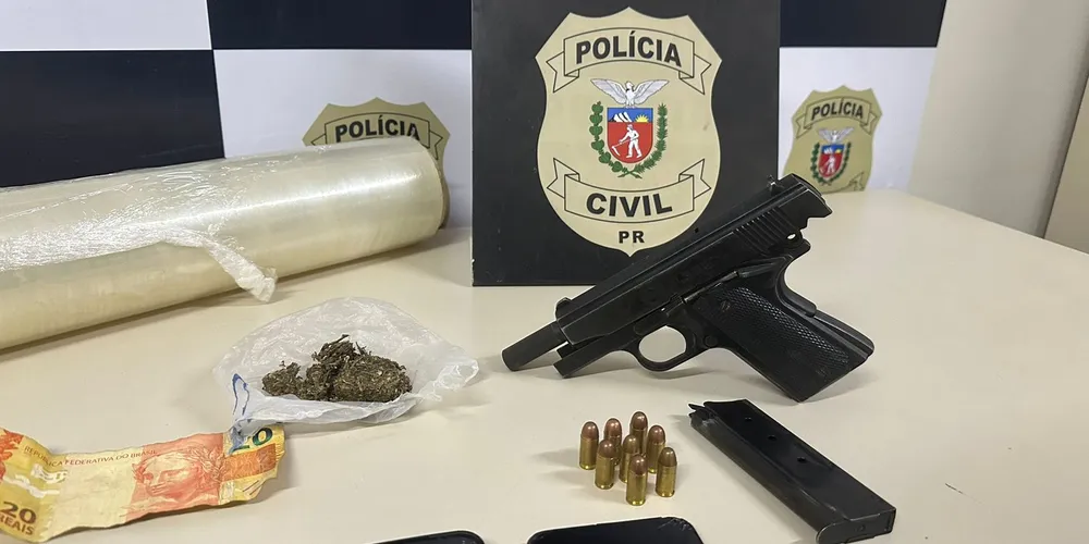 Com os homens foram apreendidos uma arma de fogo e maconha