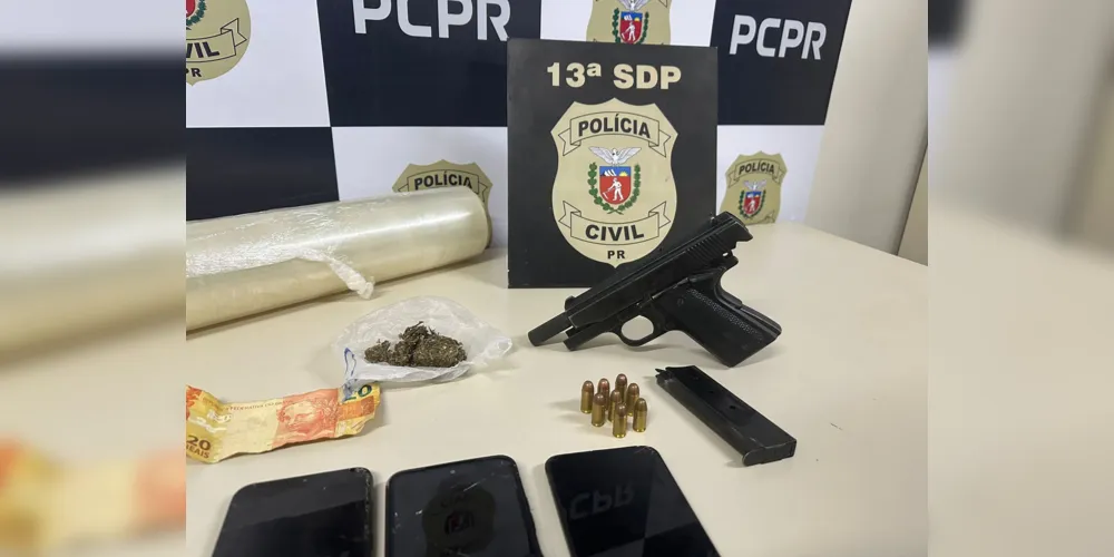 Com os homens foram apreendidos uma arma de fogo e maconha