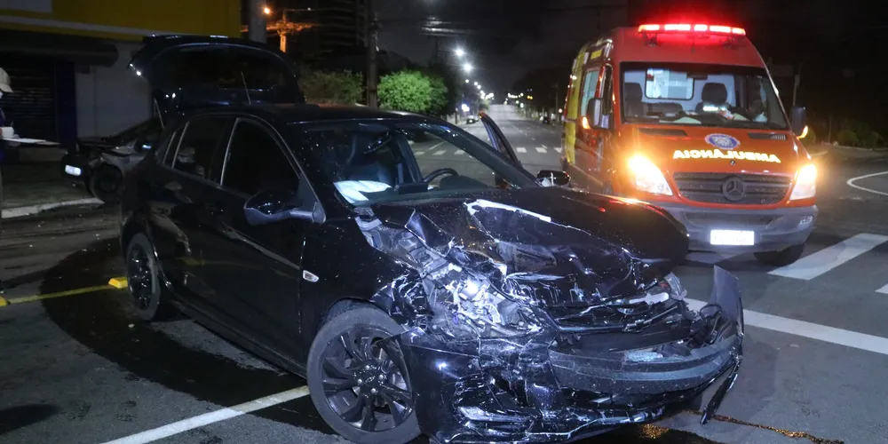 Acidente aconteceu no cruzamento da avenida Anita Garibaldi com a rua Balduíno Taques