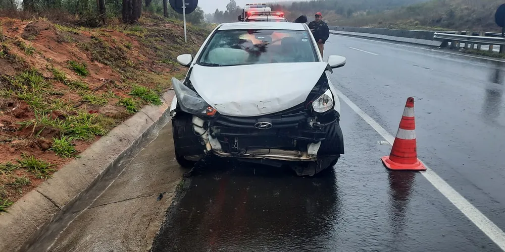 O carro, com placas de Curitiba, colidiu contra uma mureta de concreto no quilômetro 219 da rodovia