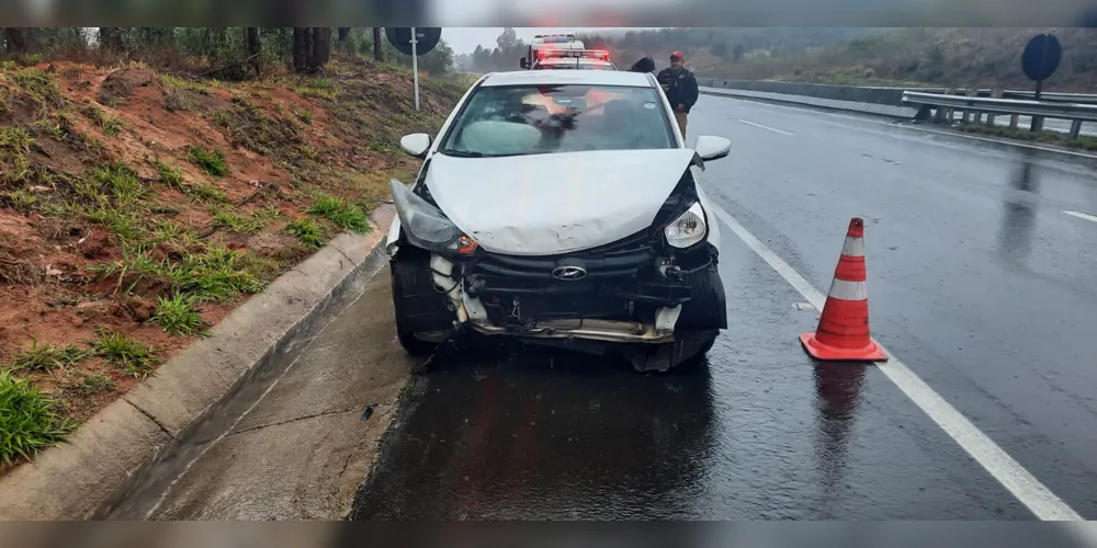 O carro, com placas de Curitiba, colidiu contra uma mureta de concreto no quilômetro 219 da rodovia