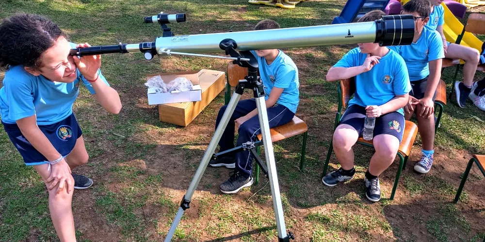 Parte das atividades realizadas pela turma envolveu a utilização de um telescópio