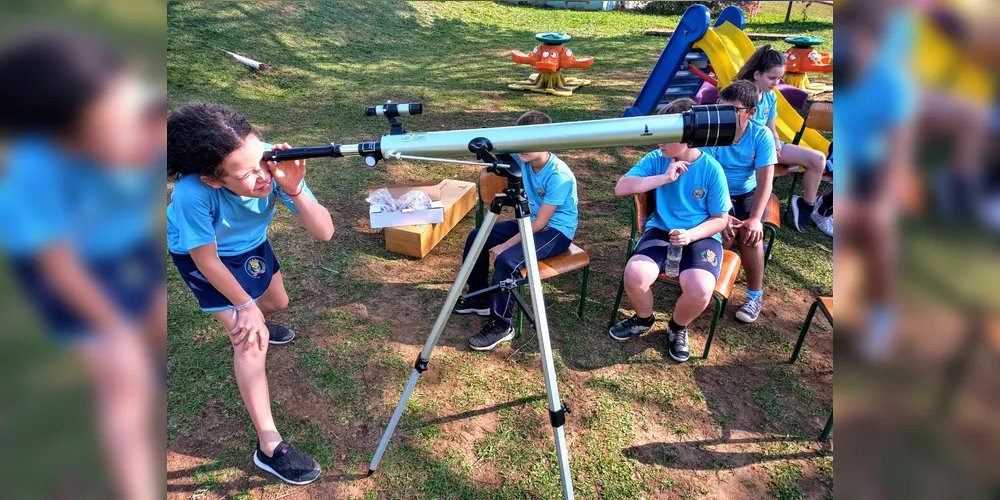 Parte das atividades realizadas pela turma envolveu a utilização de um telescópio