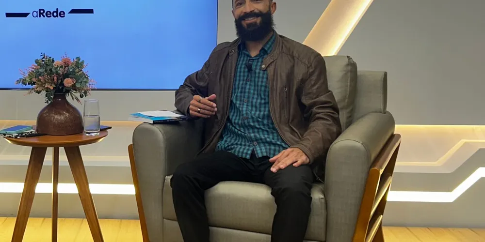 Especialista em comportamento humano, aborda as origens e as principais características do perfil de uma pessoa narcisista