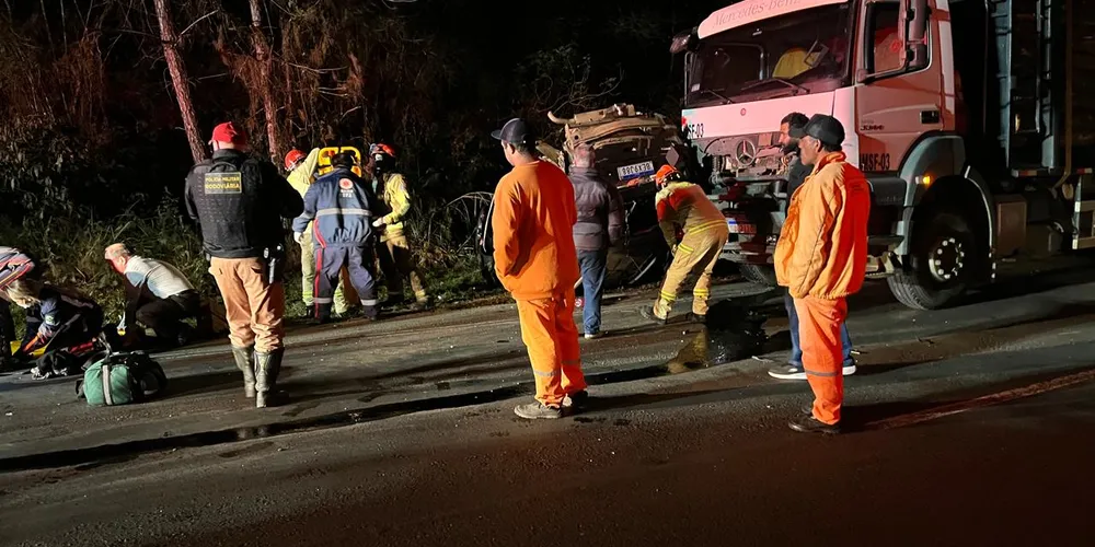 Uma picape, um GM Tracker, com placas de Imbaú, e um caminhão colidiram na PR-340
