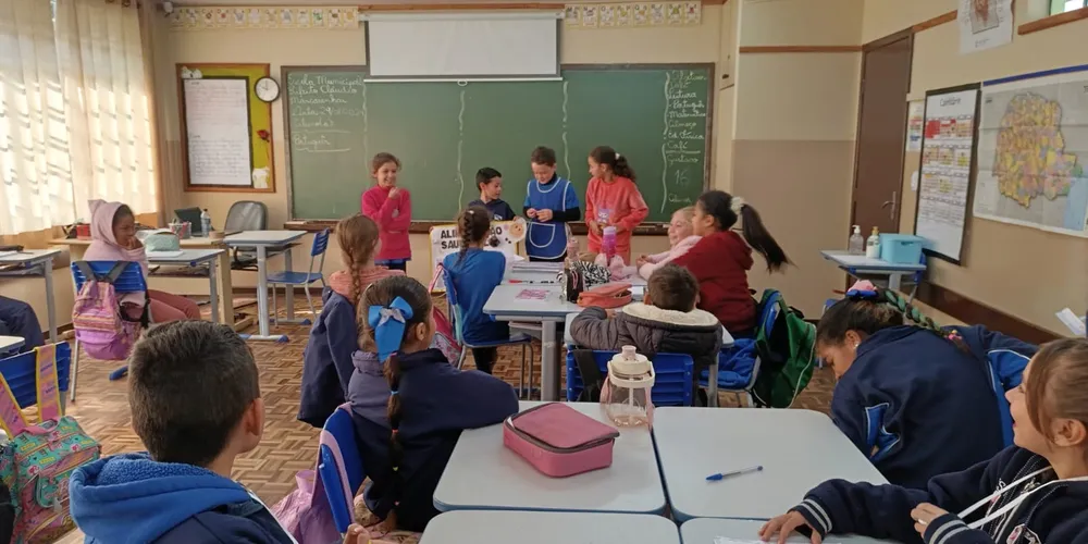 Após os estudos e pesquisas, os educandos realizaram apresentações interativas para a turma