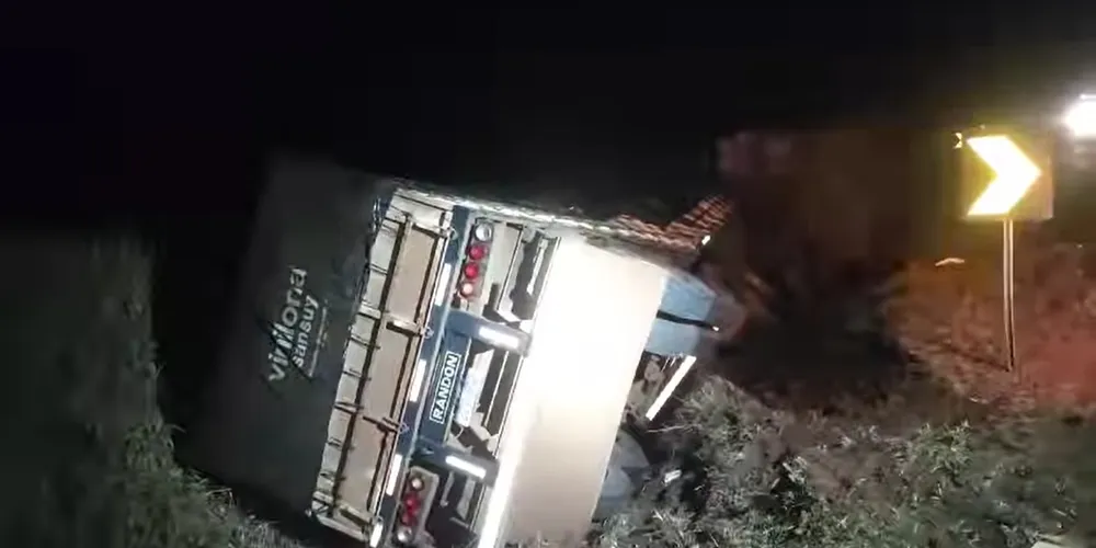 Com a batida, caminhão tombou para fora da pista; condutor de 28 anos não se machucou