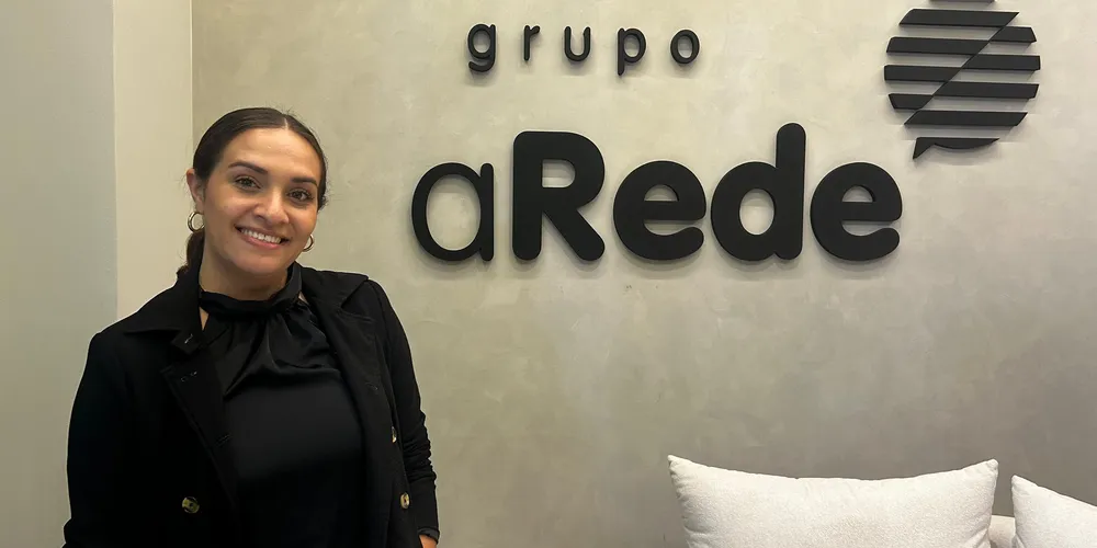 Phayga Gruber, bailarina e professora, destaca os inúmeros benefícios do ballet para a saúde física e mental, além de sua capacidade de emocionar e conectar o público com a arte