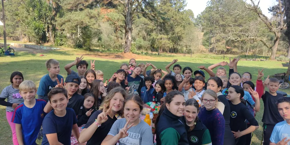 A finalização das atividades ocorreu com um passeio e piquenique em um parque próximo à escola, respeitando o direito ao lazer