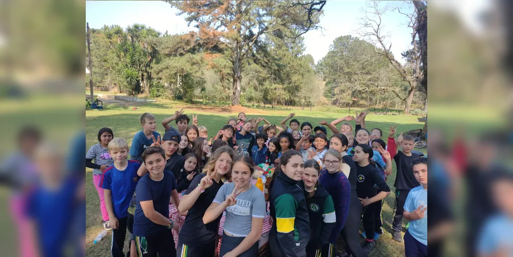 A finalização das atividades ocorreu com um passeio e piquenique em um parque próximo à escola, respeitando o direito ao lazer