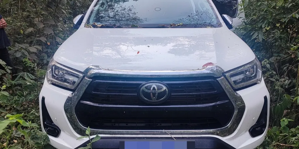 O automóvel foi encontrado em meio a uma mata fechada