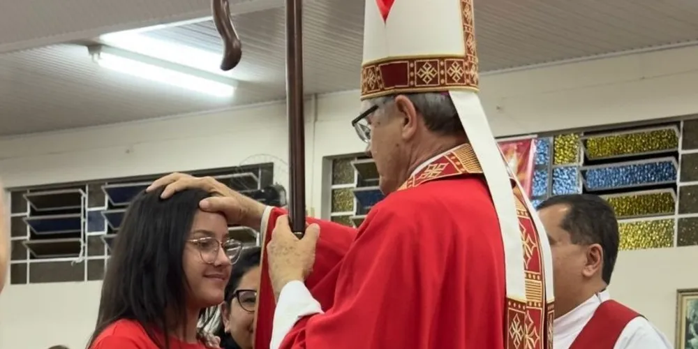 A celebração presidida pelo bispo reuniu 61 crismandos