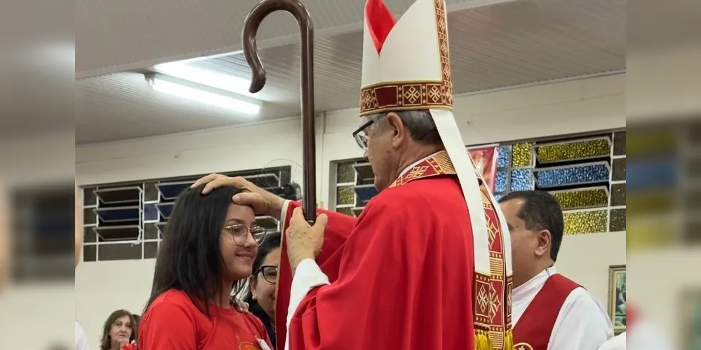 A celebração presidida pelo bispo reuniu 61 crismandos