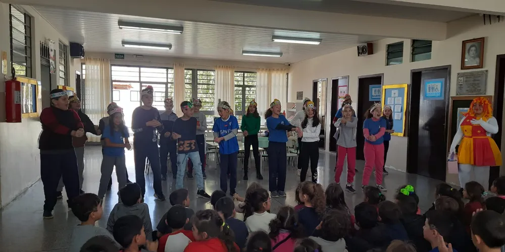 Uma apresentação foi preparada pela turma, interpretando e coreografando uma música