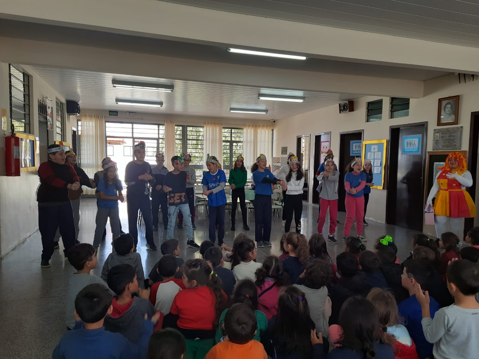 Uma apresentação foi preparada pela turma, interpretando e coreografando uma música