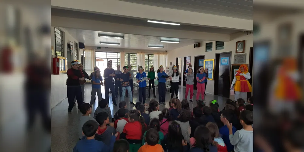 Uma apresentação foi preparada pela turma, interpretando e coreografando uma música