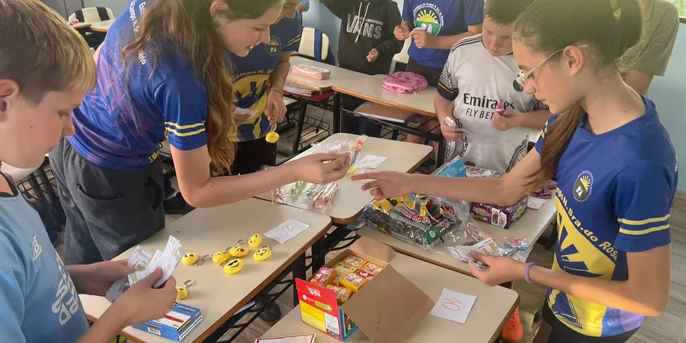 Com planejamento, os alunos tiveram a oportunidade de usar o dinheiro acumulado para comprar itens na lojinha do quinto ano