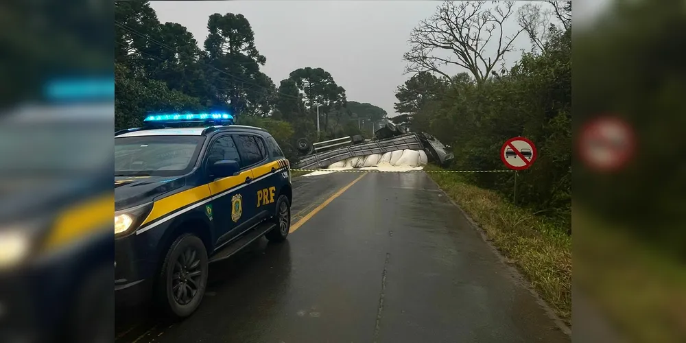 A rodovia na qual o veículo tombou ficou completamente interditada