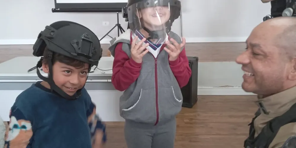 Durante o evento, os alunos tiveram a oportunidade de conhecer equipamentos utilizados pela PM