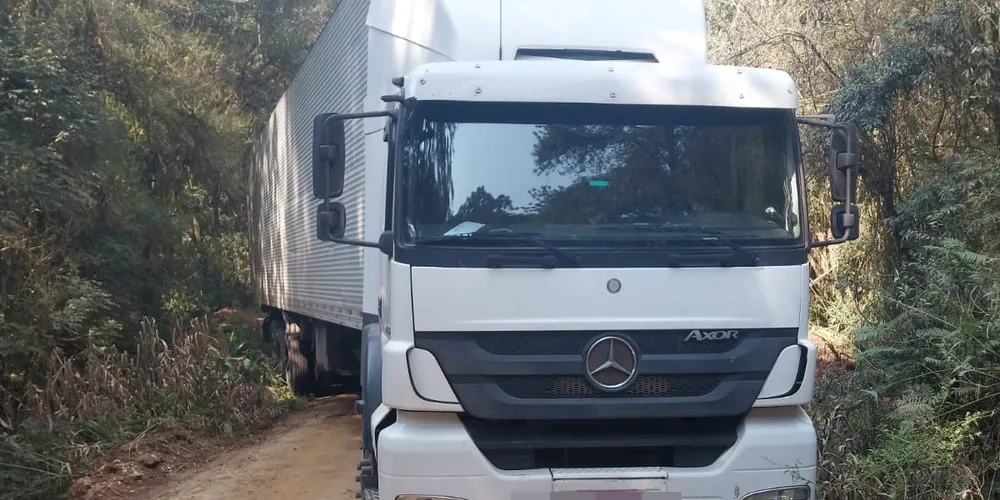 O veículo foi encontrado estacionado em uma propriedade na região de Itaiacoca