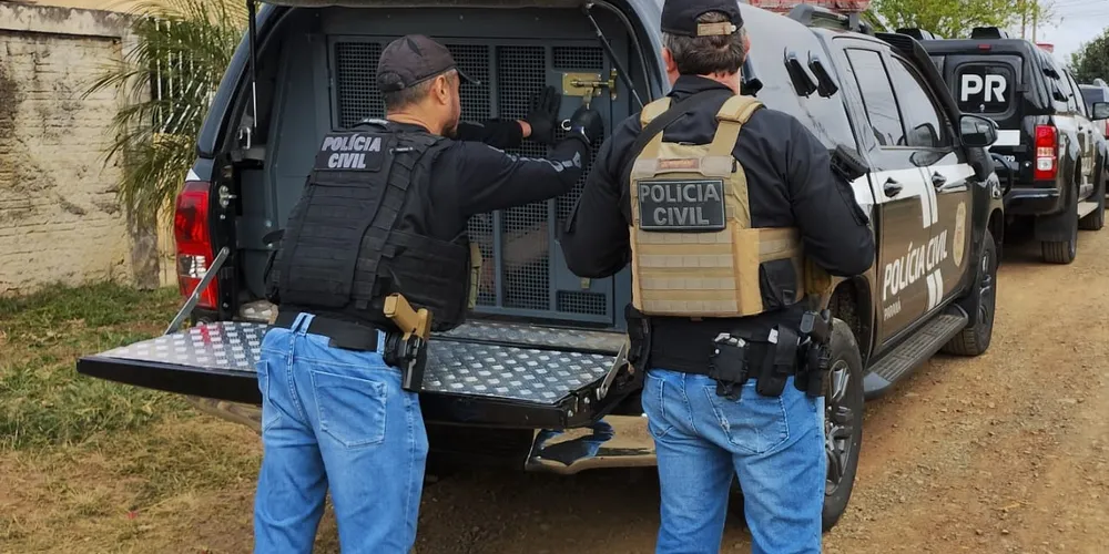 Ela foi conduzida para a 13ª Subdivisão Policial (SDP)