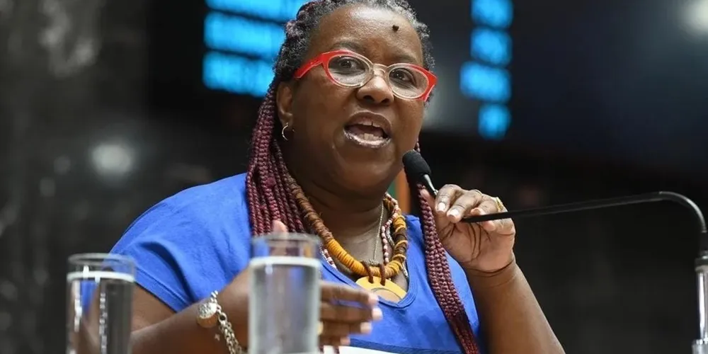 Professora, Macaé foi eleita em 2022 para seu primeiro mandato como deputada estadual por Minas Gerais.