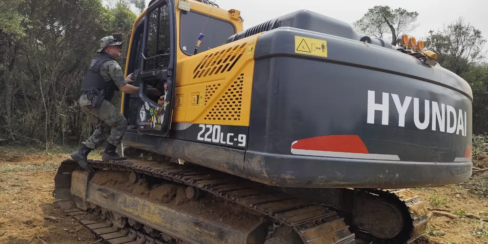 Uma escavadeira foi apreendida no local