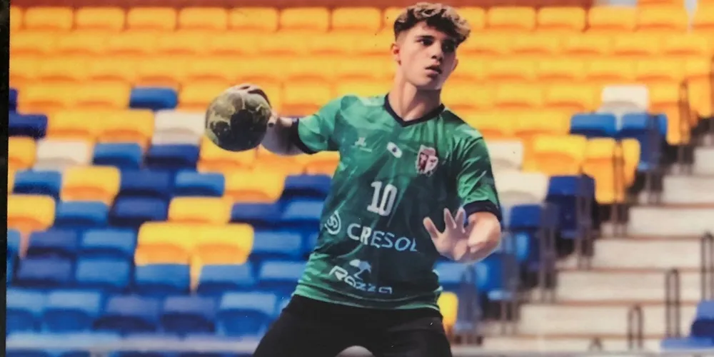 O atleta foi vice-campeão brasileiro pela seleção paranaense de handebol