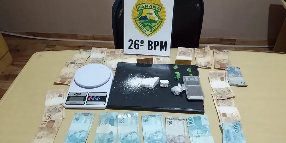 A mulher foi detida e encaminhada à delegacia juntamente com o material apreendido